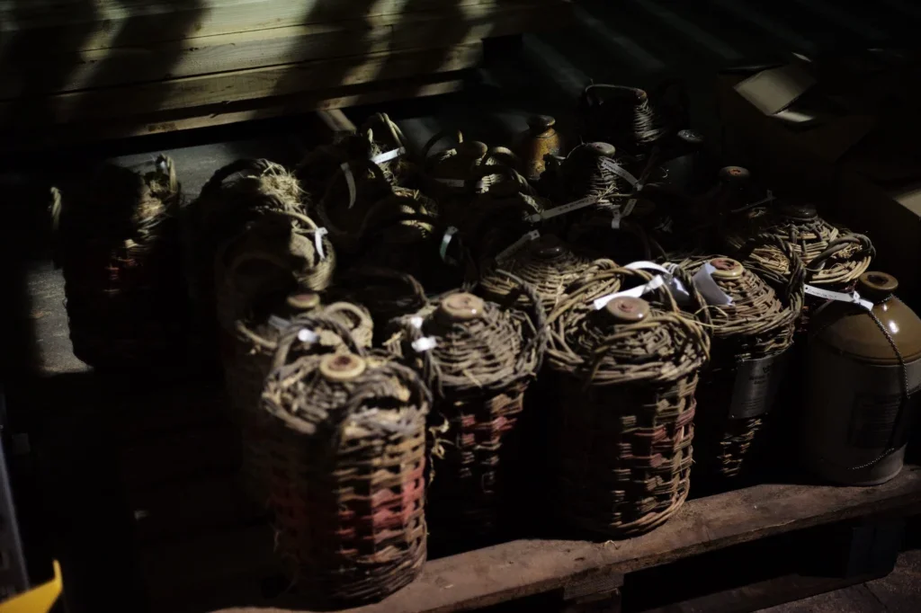 Wicker flagons